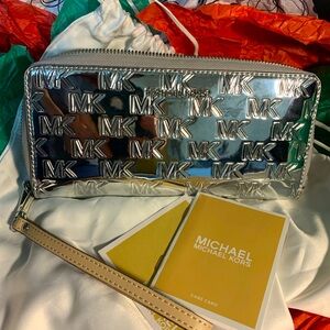 Michael Kors ❤️Jet Set Travel Continental🎁Silver🩵 Patent Leather wristlet/wallet